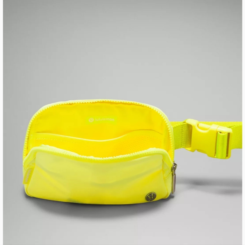 🆕️ LULULEMON EVERYWHERE BELT BAG - ELECTRIC LEMON COLOR - Picture 6 of 12